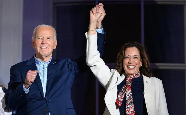 Tổng thống Mỹ Joe Biden và Phó Tổng thống Kamala Harris tại màn bắn pháo hoa Ngày Độc lập từ Ban công Truman của Nhà Trắng ở Washington, DC, vào ngày 4/7/2024. Ảnh: Getty Images.