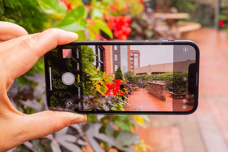 The dual 12 MP camera works quite well with many attractive features.