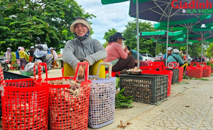 Chị Nguyễn Thị Hạnh (trú xã Bình Điền) cho biết, chị&nbsp; bán nấm ở chợ được hơn 3 ngày nay, mỗi ngày bán được khoảng 70-80kg nấm, giá thành dao động từ 30.000 - 60.000 đồng/kg.