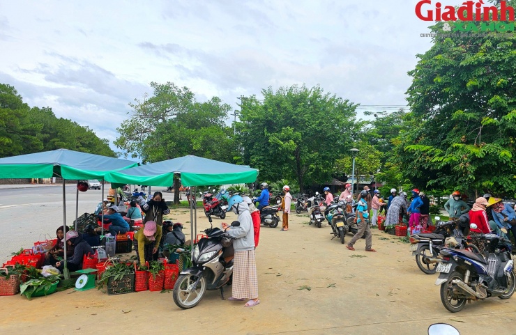 Được biết, để tạo điều kiện cho việc buôn bán, phường Trường An tập trung những người bán nấm về tại một góc bên cạnh di tích đàn Nam Giao, tại đây họ được thuê dù lớn để ngồi. Điều này cũng khiến cho việc mua bán diễn ra đảm bảo trật tự, không còn cảnh lộn xộn, nhếch nhác như trước đây.