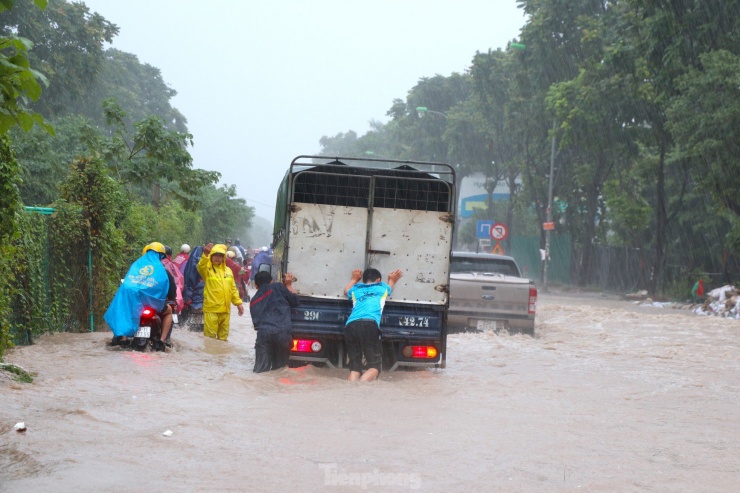 Đại lộ Thăng Long ngập như sông, đoàn xe ùn tắc cả km - 5