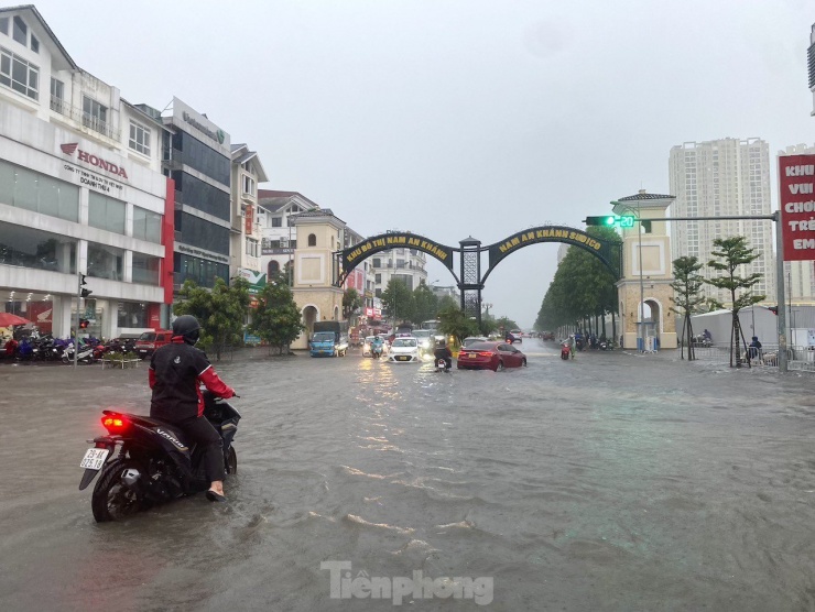 Đại lộ Thăng Long ngập như sông, đoàn xe ùn tắc cả km - 8