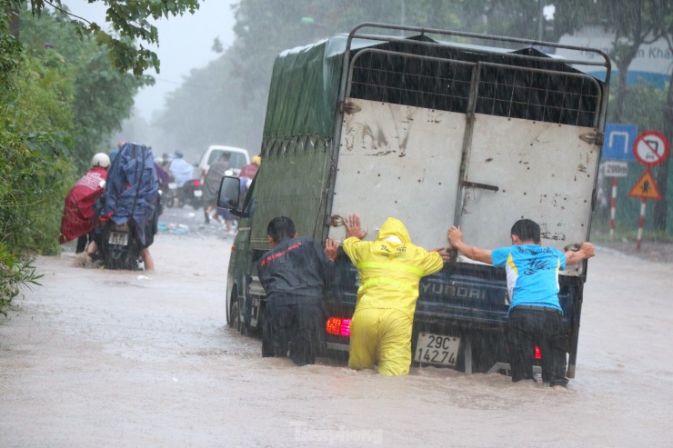 Đại lộ Thăng Long ngập như sông, đoàn xe ùn tắc cả km - 12