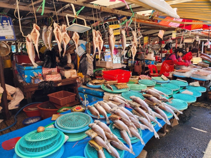 Chợ Jagalchi ở Busan nổi tiếng với các loại hải sản đa dạng. Du khách có thể mua hải sản ở đây, sau đó mang lên tầng 2 để thuê chế biến và ngồi ăn tại các quầy