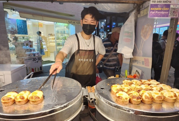 Một quầy đồ ăn trên con phố đi bộ Myeongdong nổi tiếng ở Seoul