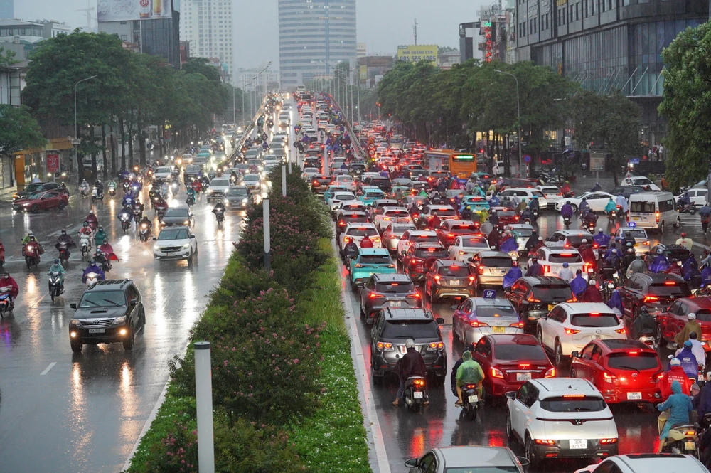 Dự báo thời tiết hôm nay cho thấy, Hà Nội trời nhiều mây, có mưa vừa, mưa to và dông, cục bộ có nơi mưa rất to. Gió bắc đến tây bắc cấp 2-3. Trong mưa dông có khả năng xảy ra lốc, sét và gió giật mạnh. Nhiệt độ thấp nhất từ 24-26 độ. Nhiệt độ cao nhất từ 28-30 độ.