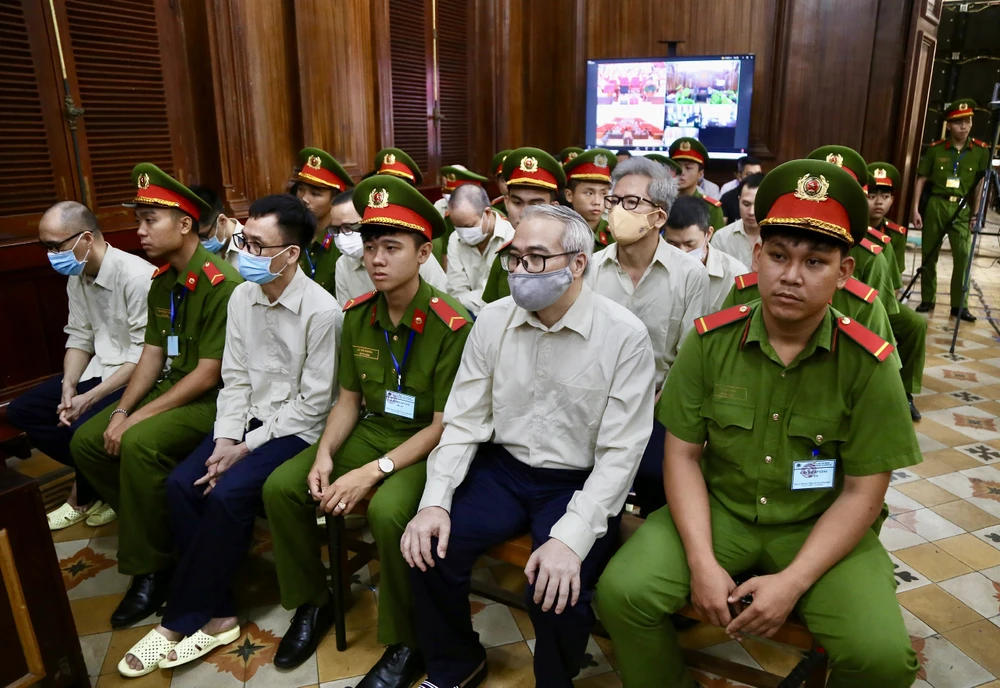 Các bị cáo trong đại án đăng kiểm. Ảnh: HOÀNG GIANG