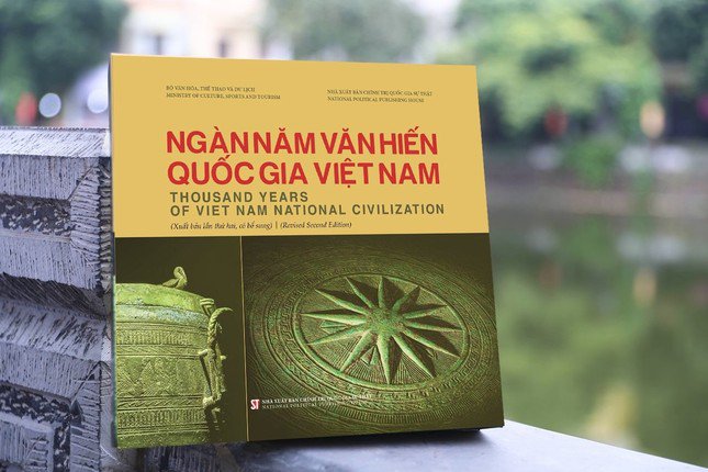 Tác phẩm Ngàn năm văn hiến quốc gia Việt Nam được xuất bản song ngữ.