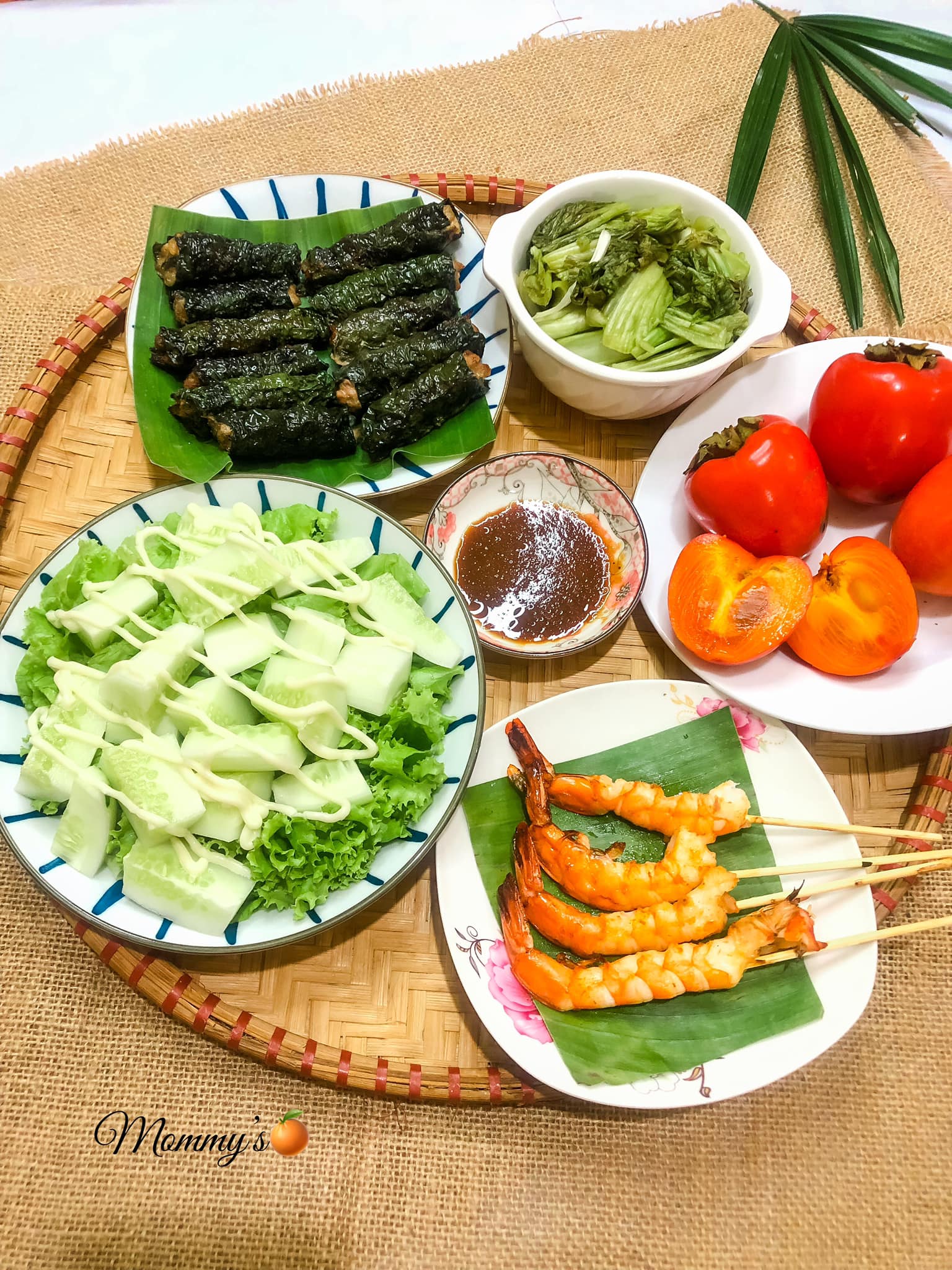 Salad - Chả lá lốt - Tôm nướng - Dưa cải muối - Hồng