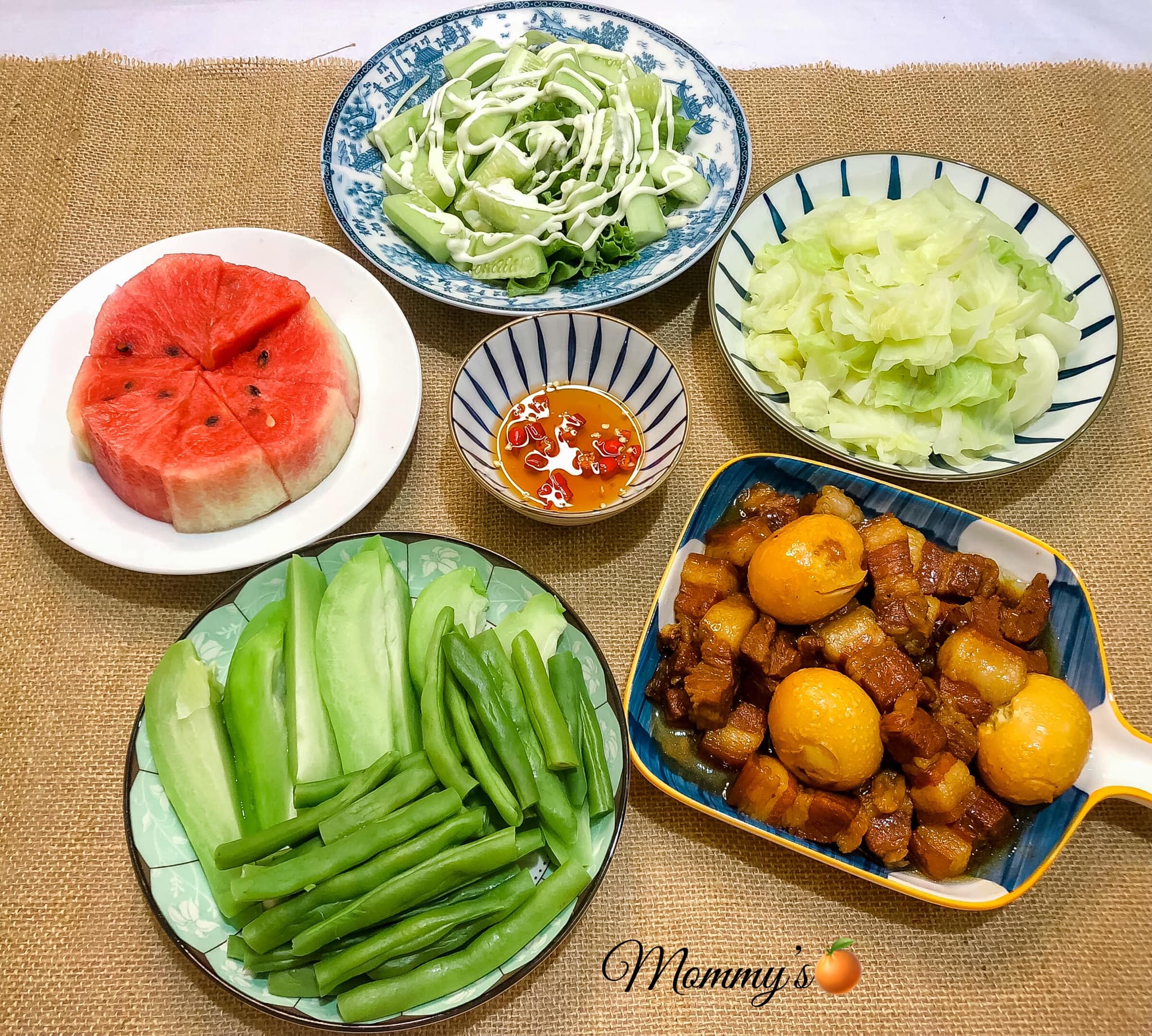 Salad - Cải bắp, su su, đỗ luộc - Thịt kho trứng - Dưa hấu