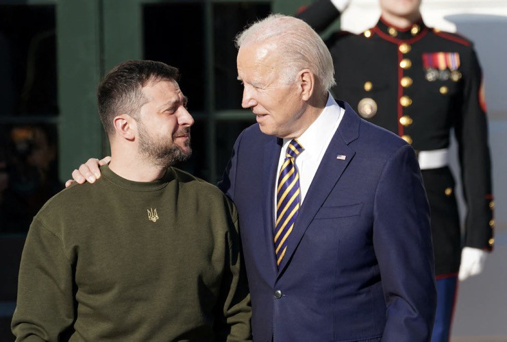 Tổng thống Mỹ Joe Biden (phải) gặp Tổng thống Ukraine Volodymyr Zelensky tại Nhà Trắng vào ngày 21/12/2022. Ảnh: Reuters.