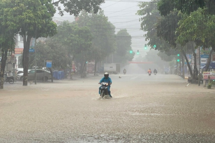 Trên địa bàn tỉnh Sơn La xảy ra mưa lớn kéo dài khiến mực nước tại các sông suối dâng cao, nhiều nơi còn xảy ra ngập úng, lũ lụt gây thiệt hại đến người dân và hoa màu tại hầu hết các huyện, thành phố trong toàn tỉnh.