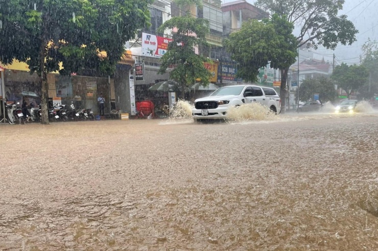 Tại thị trấn Thuận Châu, mưa lớn kéo dài khiến nước rút không kịp, gây ùn ứ tại nhiều tuyến đường lớn, việc lưu thông của người và phương tiện gặp nhiều khó khăn.