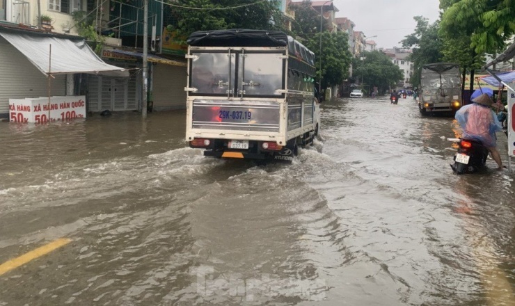 Phố Chiến Thắng (Hà Đông) cũng ngập nặng