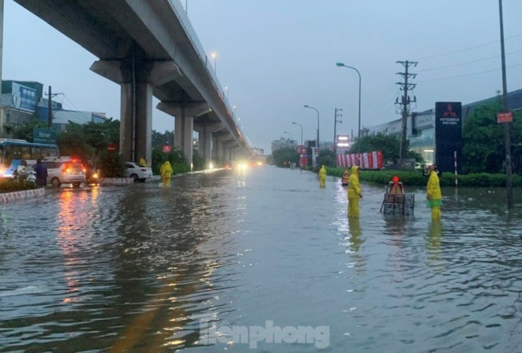 Đường Ba La - QL6 đoạn qua bến xe Yên Nghĩa nước ngập sâu, phương tiện ô tô xe máy không thể di chuyển, từ sáng sớm nhân viên Cty Thoát nước Hà nội đã đứng cảnh giới để xe không đi vào điểm ngập sâu.