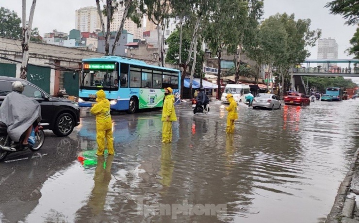 Đường Phùng Hưng, Hà Đông xe được nhân viên thoát nước hướng dẫn đi một chiều đường, chiều còn lại (hướng Hà Đông - Thanh Trì) không thể lưu thông do ngập sâu.