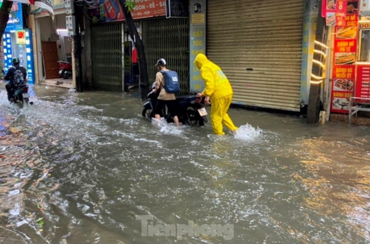 Trên phố Triều Khúc ngập sâu, nhiều xe hai bánh đã chết máy.