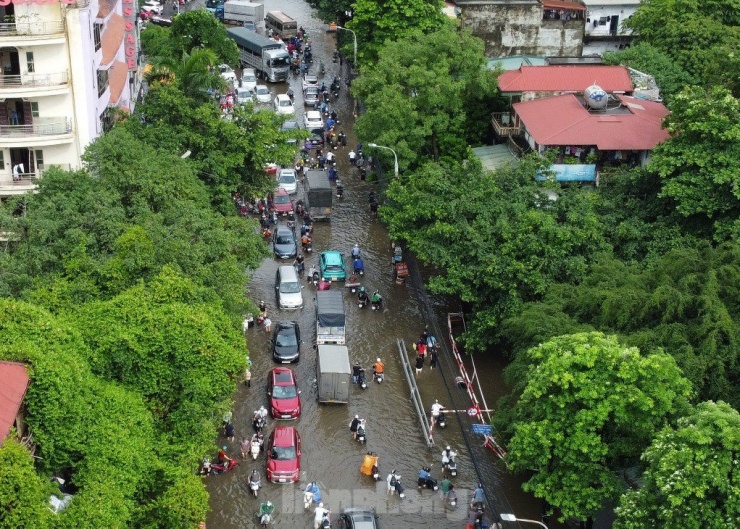 Thời điểm 9h30 sáng nay, nút giao Phùng Hưng - Xa La vẫn còn ngập khoảng 0,4 mét, phương tiện đi lại khó khăn, riêng xe hai bánh phải dắt do chết máy.