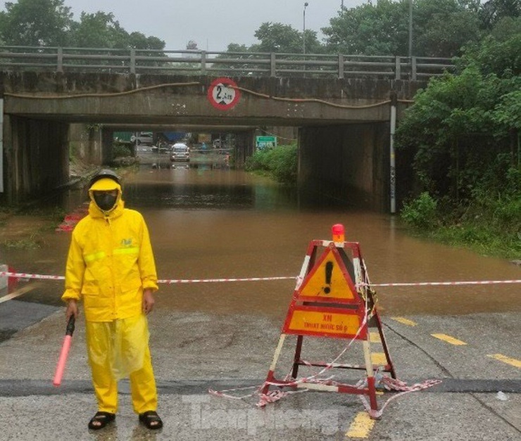 Các hầm chui đại lộ Thăng Long sáng nay vẫn ngập sâu, nhân viên Cty Thoát Nước Hà Nội đã phải căng rào, đứng điều tiết không cho xe đi qua để phòng tránh rủi ro.