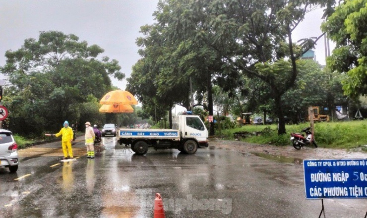 Trên phố Lê Trọng Tấn đi ra đường gom đại lộ Thăng Long theo hướng nội thành Hà Nội đang bị ngập nặng, CSGT đã phải dùng xe công vụ chặng ngang để cấm đường.