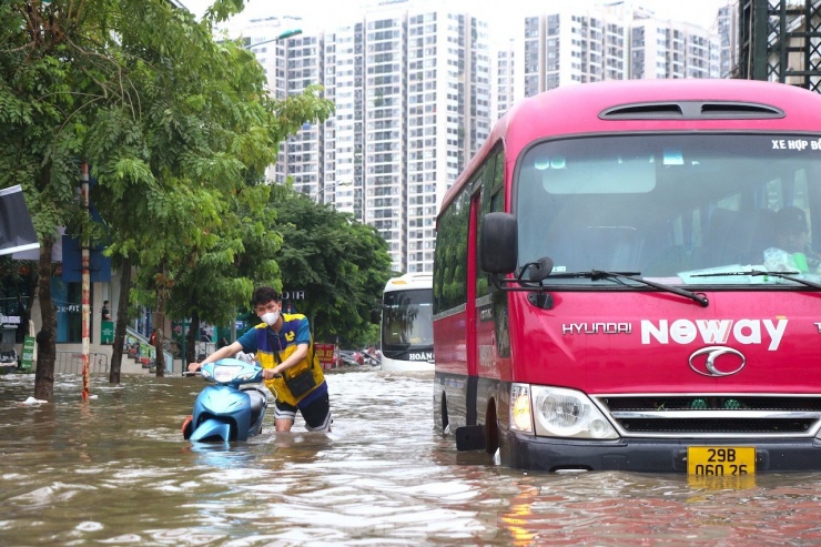 Nước ngập sâu, các phương tiện chết máy hàng loạt.