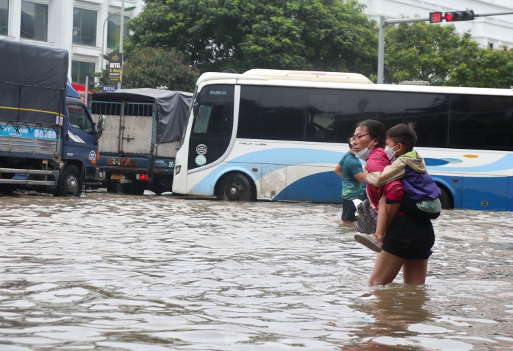 Mưa ngập khiến cuộc sống của người dân đảo lộn nghiêm trọng vì không thể di chuyển đi làm, đi học...