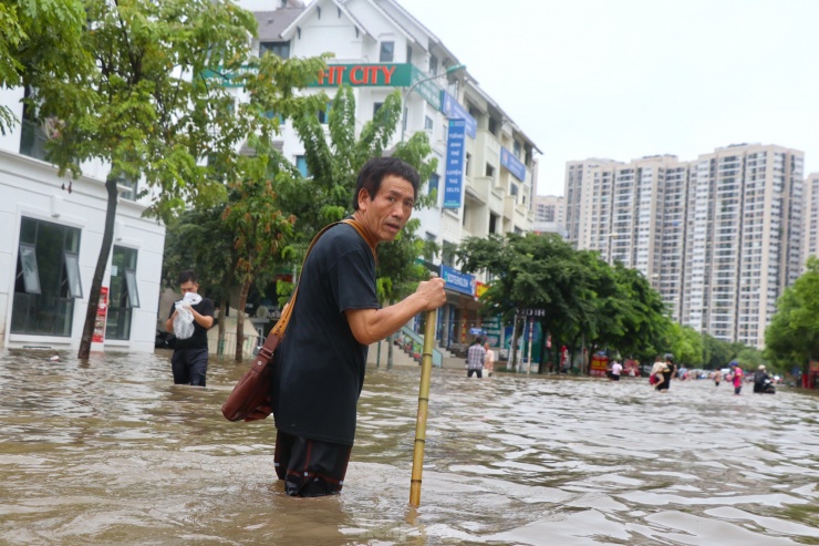 Theo ông Thảo (72 tuổi sống tại khu đô thị Geleximco A), bà con sống ở đây đã quá quen thuộc mỗi khi ngập mặc dù đang được sống tại khu vực đô thị. Chỉ cần cơn mưa nặng hạt kéo dài thâu đêm hay mưa cả ngày, người dân lại phải chịu đựng ngập lụt.