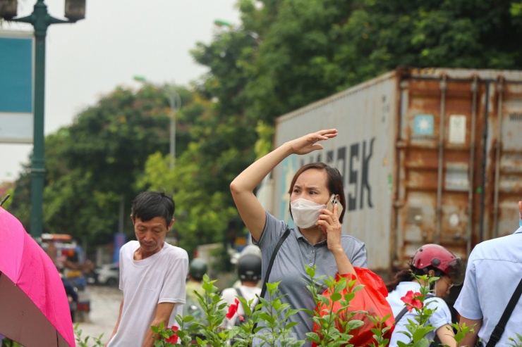 Nhiều người lựa chọn đi bộ để đi làm vì các đường vào nội đô xung quanh khu vực đều chìm trong biển nước.