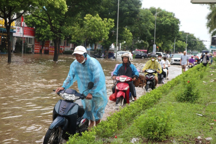 Trao đổi với phóng viên, chủ tịch UBND xã An Khánh Nguyễn Quý Tuấn cho biết, mức độ ngập ở đây tùy đoạn nhưng đa số là ngập sâu khoảng 40-50cm. Đoạn ngập sâu nhất là ở đoạn cổng chào Nam An Khánh vào ngã ba Đại lộ Thăng Long. Hiện tại địa phương đã cho vận hành toàn bộ máy bơm và kênh thoát hết công suất, tập trung để kiểm tra và thoát nước cho khu vực.