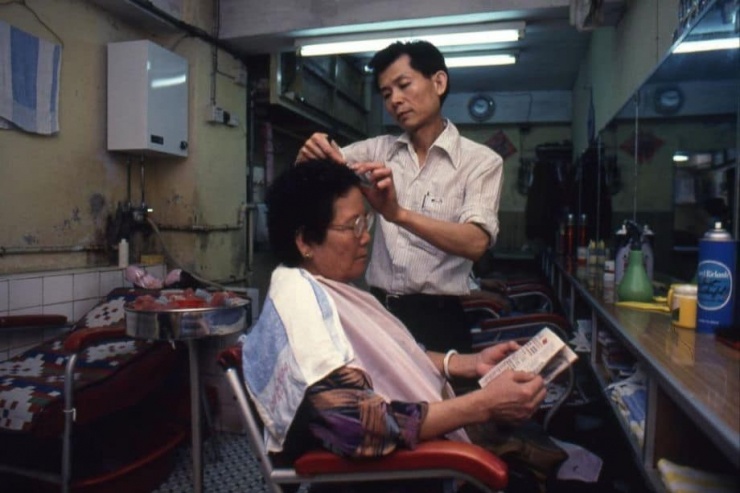Một hiệu làm tóc trong thành trại. Ảnh: HK01