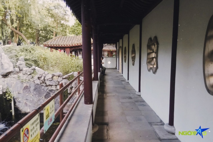 Công viên rộng 31.000 m2, gồm 9 khu vực ngoài trời được xây dựng theo các chủ đề riêng: Nha phủ, Nam môn, Sư Tử viên - Yêu Sơn lâu, Vườn đánh cờ, Đình ngắm sao, Cầu đá Long Tân... Ảnh: Phong Kiều