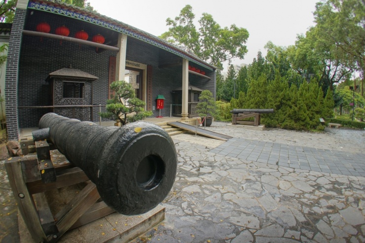 Khẩu pháo của triều đình nhà Thanh được trưng bày trước không gian mô phỏng nha môn thời phong kiến. Ảnh: HK01