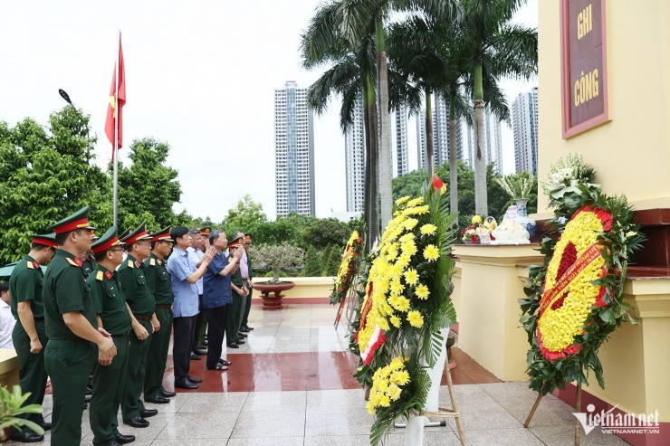 Chủ tịch nước Tô Lâm cùng đoàn dâng hương tại Đài Tổ quốc ghi công.  