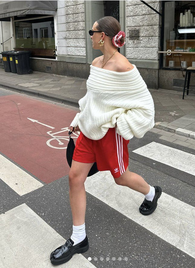 Streetwear mùa hè năm nay gây ấn tượng với sự kết hợp bất ngờ giữa quần short Adidas năng động và những chiếc áo nữ tính. 