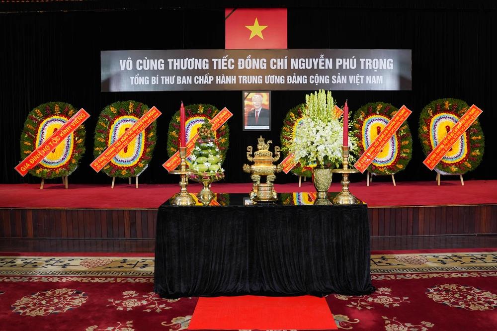 Di ảnh Tổng Bí thư Nguyễn Phú Trọng được đặt trang trọng giữa Hội trường Thống Nhất. Ảnh: THUẬN VĂN