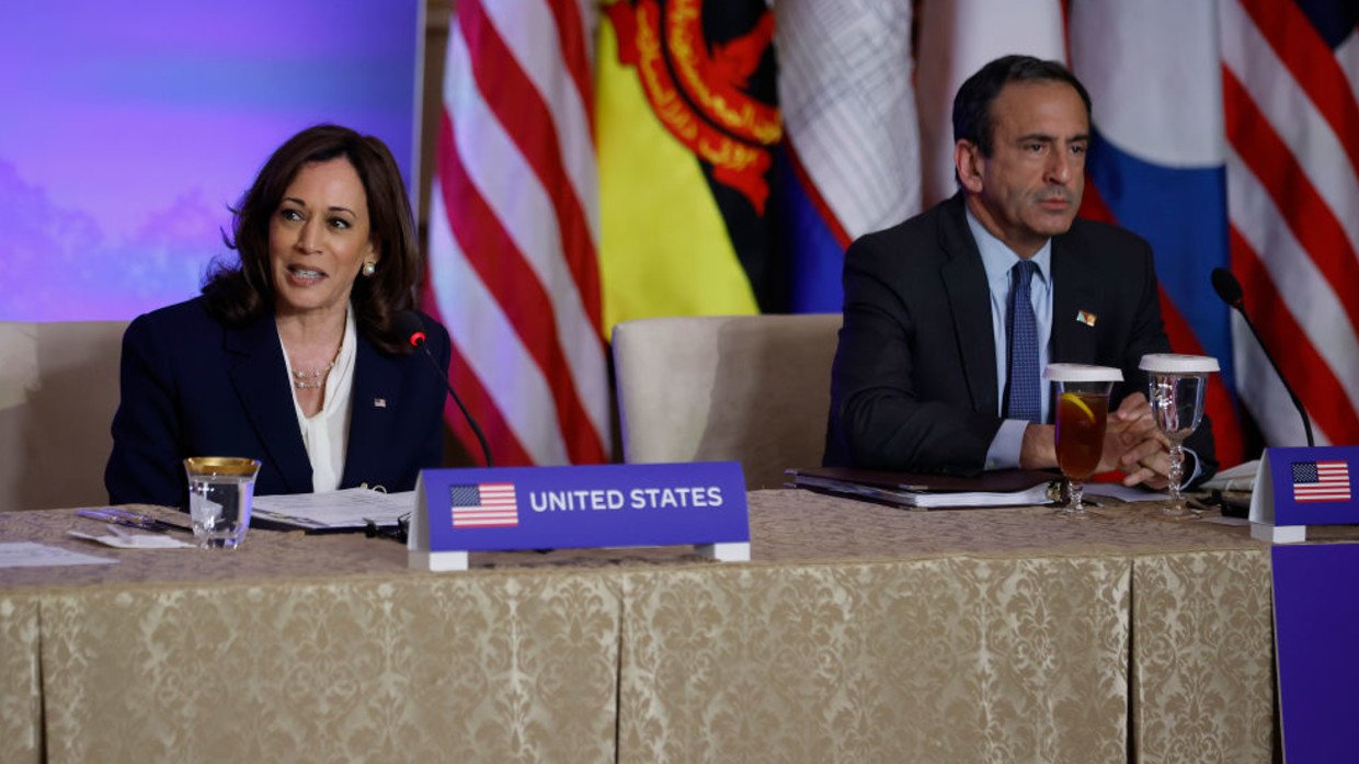 Phó Tổng thống Kamala Harris và cố vấn thân cận Philip Gordon. Ảnh: Getty Images.