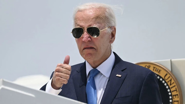 Tổng thống Mỹ Joe Biden lên chuyên cơ Không lực Một để quay về Nhà Trắng hôm 23/7. Ảnh: Reuters.