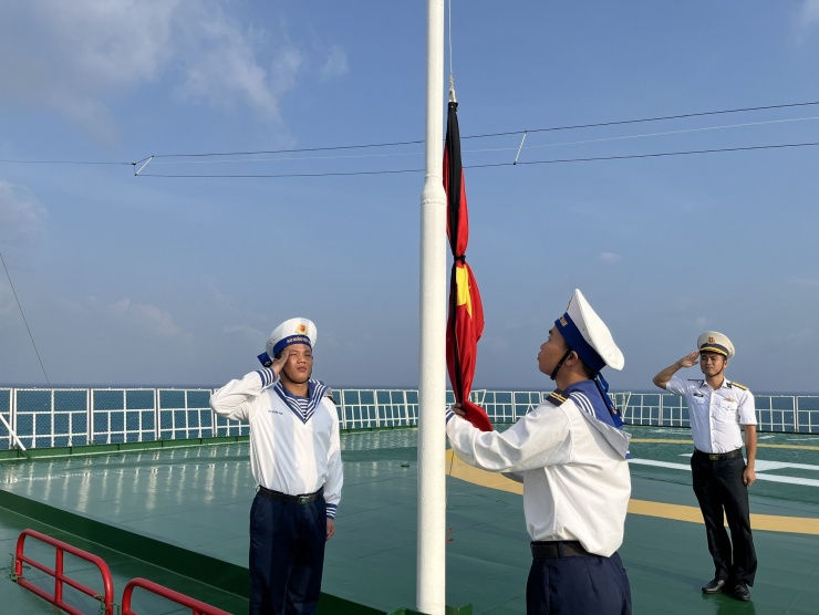 Trong hai ngày Quốc tang, các cơ quan, đơn vị của Vùng 2 Hải quân tổ chức treo cờ rủ tưởng nhớ Tổng Bí thư Nguyễn Phú Trọng. Cũng trong những ngày này, các cơ quan, đơn vị không tổ chức hoạt động vui chơi, giải trí, văn hóa, văn nghệ.