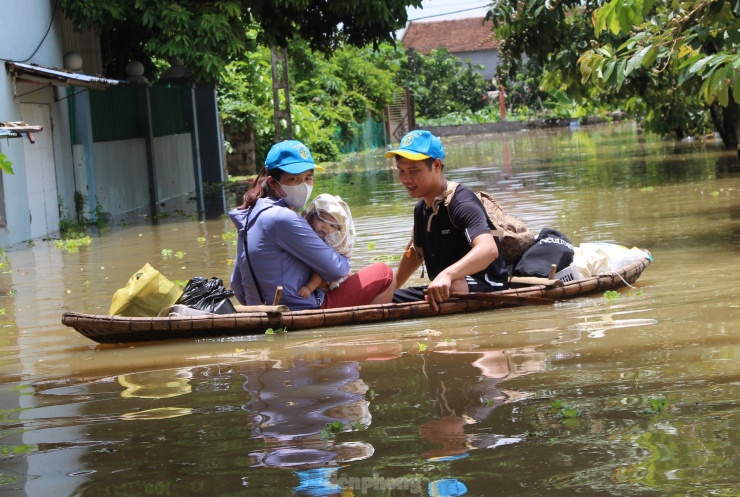 Hà Nội: Nhiều gia đình chèo thuyền, bồng bế con nhỏ di tản khỏi vùng lũ - 7