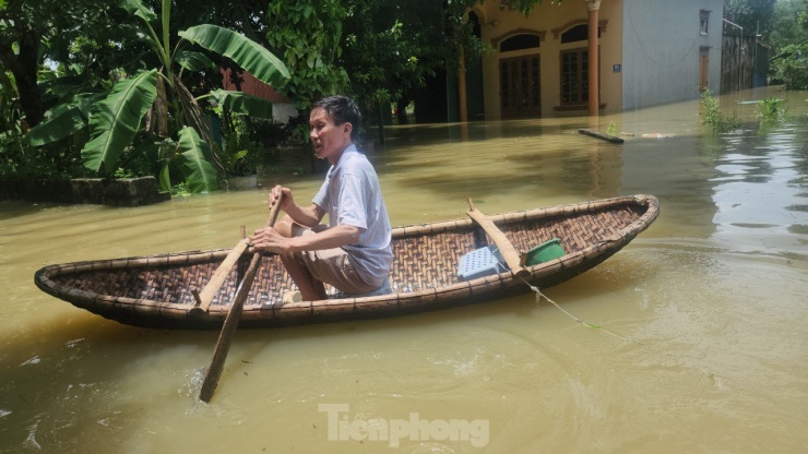 Hà Nội: Nhiều gia đình chèo thuyền, bồng bế con nhỏ di tản khỏi vùng lũ - 5