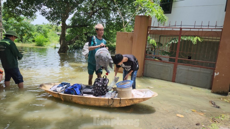 Hà Nội: Nhiều gia đình chèo thuyền, bồng bế con nhỏ di tản khỏi vùng lũ - 6