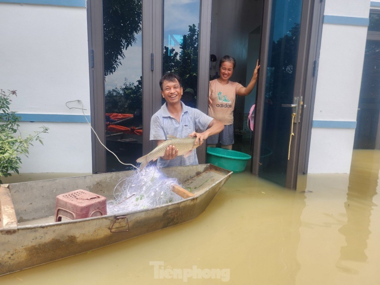 Hà Nội: Nhiều gia đình chèo thuyền, bồng bế con nhỏ di tản khỏi vùng lũ - 8