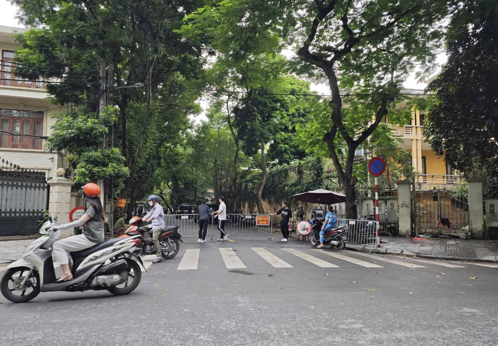 An ninh được thắt chặt tại phố Thiền Quang, phường Nguyễn Du, quận Hai Bà Trưng, Hà Nội - đây là phố mà Tổng Bí thư Nguyễn Phú Trọng lúc sinh thời đã sinh sống cùng gia đình. Ảnh: TP