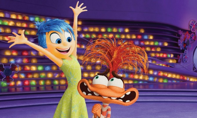 Nhân vật Joy (Vui Vẻ, trái) và Anxiety (Lo Âu) trong 'Inside Out 2'. Ảnh: PIxar