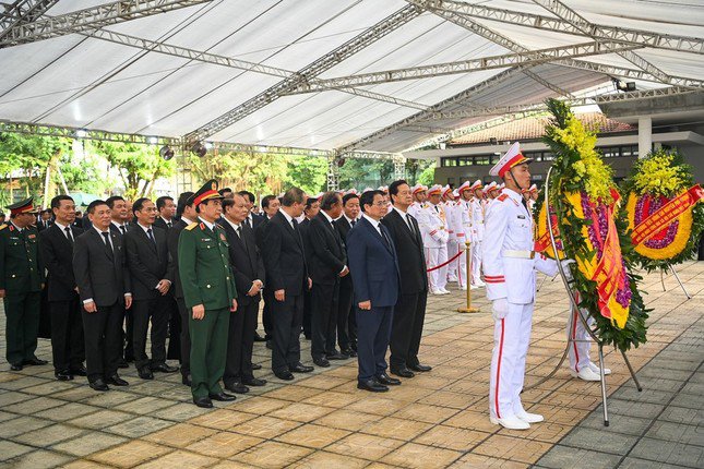 Tiếp sau Đoàn Ban Chấp hành Trung ương Đảng Cộng sản Việt Nam, là Đoàn Chính phủ do Thủ tướng Chính phủ Phạm Minh Chính làm Trưởng đoàn, vào viếng Tổng Bí thư Nguyễn Phú Trọng. Ảnh: Như Ý