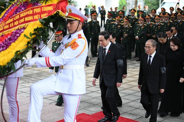 Tiếp theo đoàn Chủ tịch nước là đoàn Quốc hội do đồng chí Trần Thanh Mẫn, Ủy viên Bộ Chính trị, Chủ tịch Quốc hội làm Trưởng đoàn, vào viếng Tổng Bí thư Nguyễn Phú Trọng. Ảnh: Như Ý.