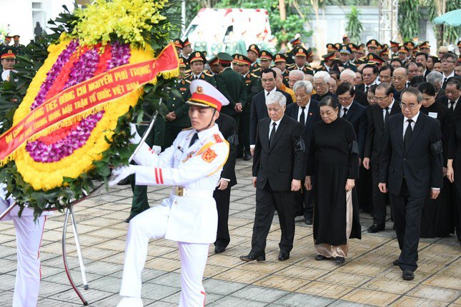 Tiếp theo đoàn Quốc hội là đoàn Ủy ban Trung ương Mặt trận Tổ quốc Việt Nam, do đồng chí Đỗ Văn Chiến, Ủy viên Bộ Chính trị, Bí thư Trung ương Đảng, Chủ tịch Ủy ban Trung ương Mặt trận Tổ quốc Việt Nam, làm Trưởng đoàn vào viếng Tổng Bí thư Nguyễn Phú Trọng. Ảnh: Như Ý.