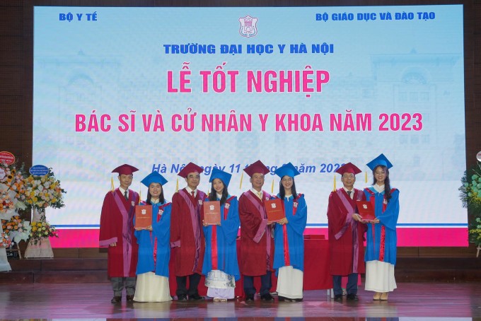 Nguyễn Anh Nhi (thứ tư từ trái sang) tại Lễ tốt nghiệp Đại học Y Hà Nội năm 2023. Ảnh: Nhân vật cung cấp