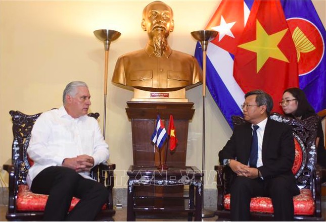 Chủ tịch Miguel Díaz-Canel chia sẻ với Đại sứ Lê Quang Long. (Ảnh: TTXVN)