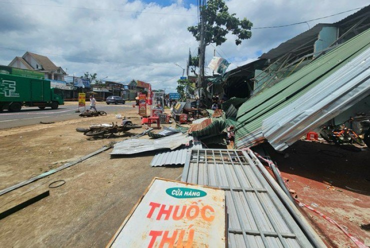Tin mới vụ xe container tông nhà dân làm 3 người tử vong ở Đắk Nông
